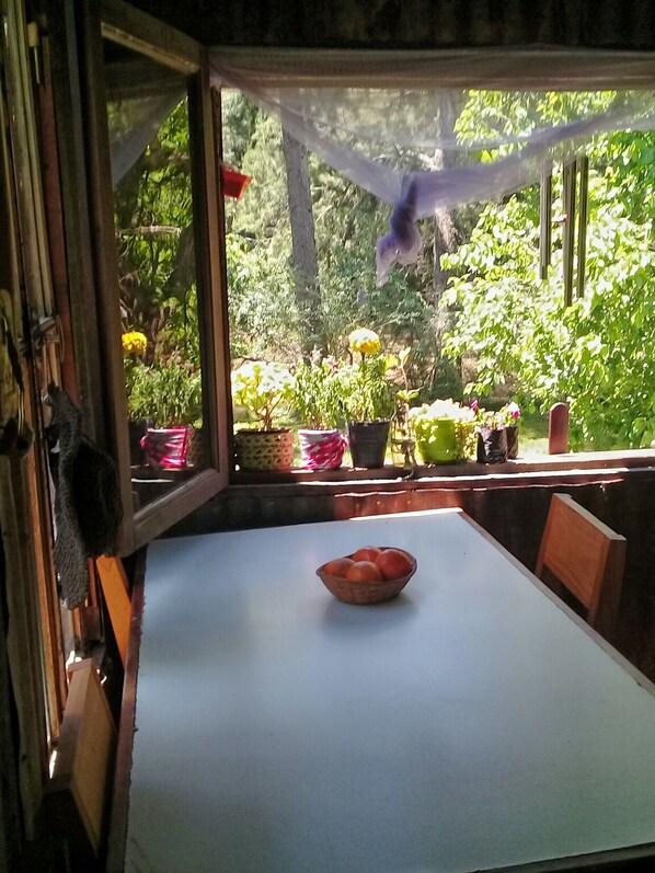 Dining - Íntima cabaña en la rivera del río Espera. Arboleda, parque, muelle propio,PAZ. (Tigre)