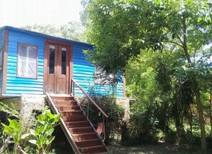 Exterior detail - Íntima cabaña en la rivera del río Espera. Arboleda, parque, muelle propio,PAZ. (Tigre)