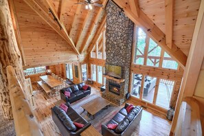 Älytelevisio, takka, videopelejä, DVD-soitin