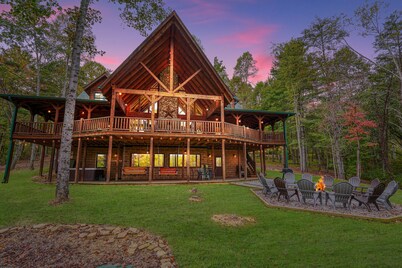 Rose Ridge - 8BR/5.5BA Luxury Log Cabin on 25 Acres - Walk to Old Man's Cave!