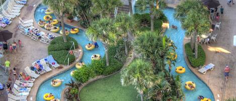 Una piscina techada, una piscina al aire libre