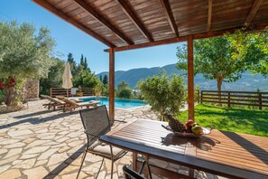 Outdoor dining - Melissi Villa, overlooking Vasiliki bay, close to the beach and other amenities! (Lefkada)