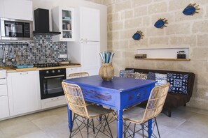 Fridge, microwave, oven, stovetop - Casa Jole Exclusive. The 50 sqm apartment, just elegantly renovated (Monopoli)