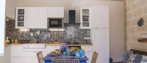 Réfrigérateur, four à micro-ondes, un four, surface de cuisson