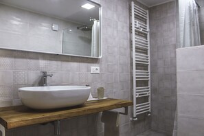 Shower, bidet, towels, soap - Casa Jole Exclusive. The 50 sqm apartment, just elegantly renovated (Monopoli)