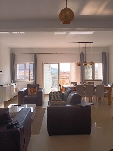 Urban Escape Oasis in Praia. Cosy and relaxing 3BR appartment. Family-friendly