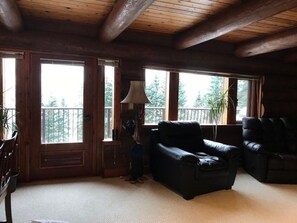 Smart TV, fireplace, DVD player - Log Home on Kootenay Lake, 3 bdrm, 2 bath, 2 king beds and 1 queen, Hot Tub.  (Boswell)