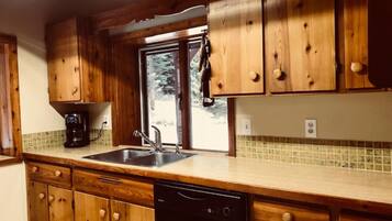 Frigorífico, horno, placa de cocina y lavavajillas