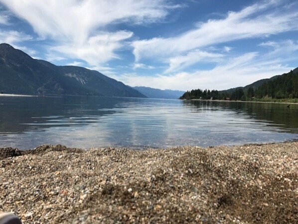 On the beach - Log Home on Kootenay Lake, 3 bdrm, 2 bath, 2 king beds and 1 queen, Hot Tub.  (Boswell)