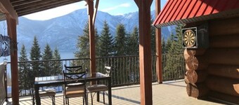 Schönes handgefertigtes Blockhaus am Kootenay See. 3 Schlafzimmer, 2 Bäder, 1 Kingsize- und 2 Queensize-Betten