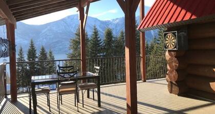 Log Home on Kootenay Lake, 3 bdrm, 2 bath, 2 king beds and 1 queen, Hot Tub.