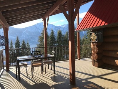 Log Home on Kootenay Lake, 3 bdrm, 2 bath, 2 king beds and 1 queen, Hot Tub. 
