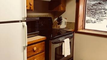 Frigorífico, horno, placa de cocina y lavavajillas