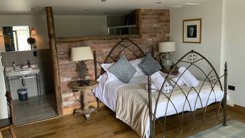 Junior Studio Suite | Individually furnished, free WiFi