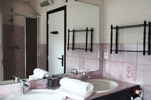 Bathtub, hair dryer, towels