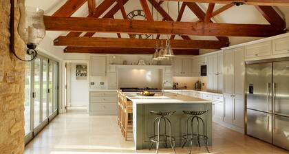 Luxury Grade II listed Cotswold barn conversion ~ sleeps 12