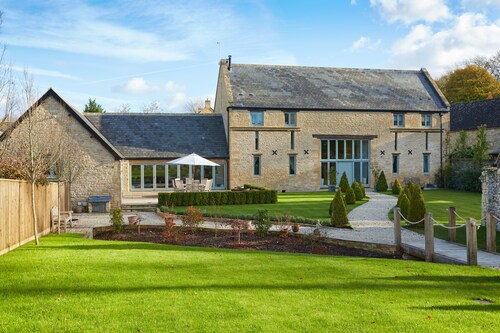 Luxury Grade II listed Cotswold barn conversion ~ sleeps 12