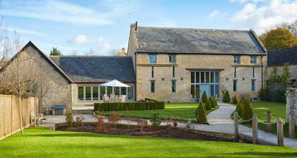 Luxury Grade II listed Cotswold barn conversion ~ sleeps 12
