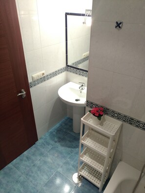 Combined shower/bathtub, hair dryer, bidet, towels - Playa Aguete Marín Apartment (Marín)