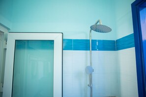 Bathroom shower - Cu Lao Xanh Homestay (Can Tho)