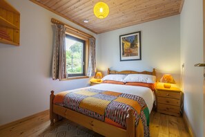 6 bedrooms, travel cot, free WiFi, bed sheets