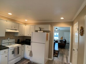 Fridge, microwave, oven, stovetop - Parris Island Marine Corps Graduation PCS Orders Travel Nurses Beaufort Home (Beaufort)