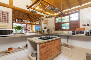 Geladeira, micro-ondas, fogão, cooktop