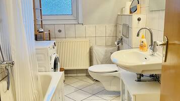 Duschwanne, Haartrockner, Handtücher, Seife