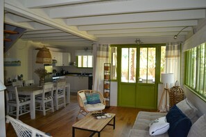 Smart TV, books, stereo - Wooden house style fisherman's hut 200 m from the beach (Lège-Cap-Ferret)