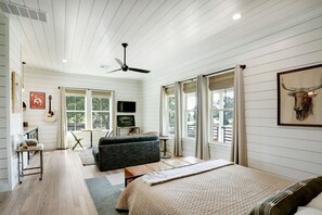 6 bedrooms, desk, iron/ironing board, WiFi