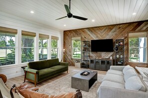 TV, fireplace