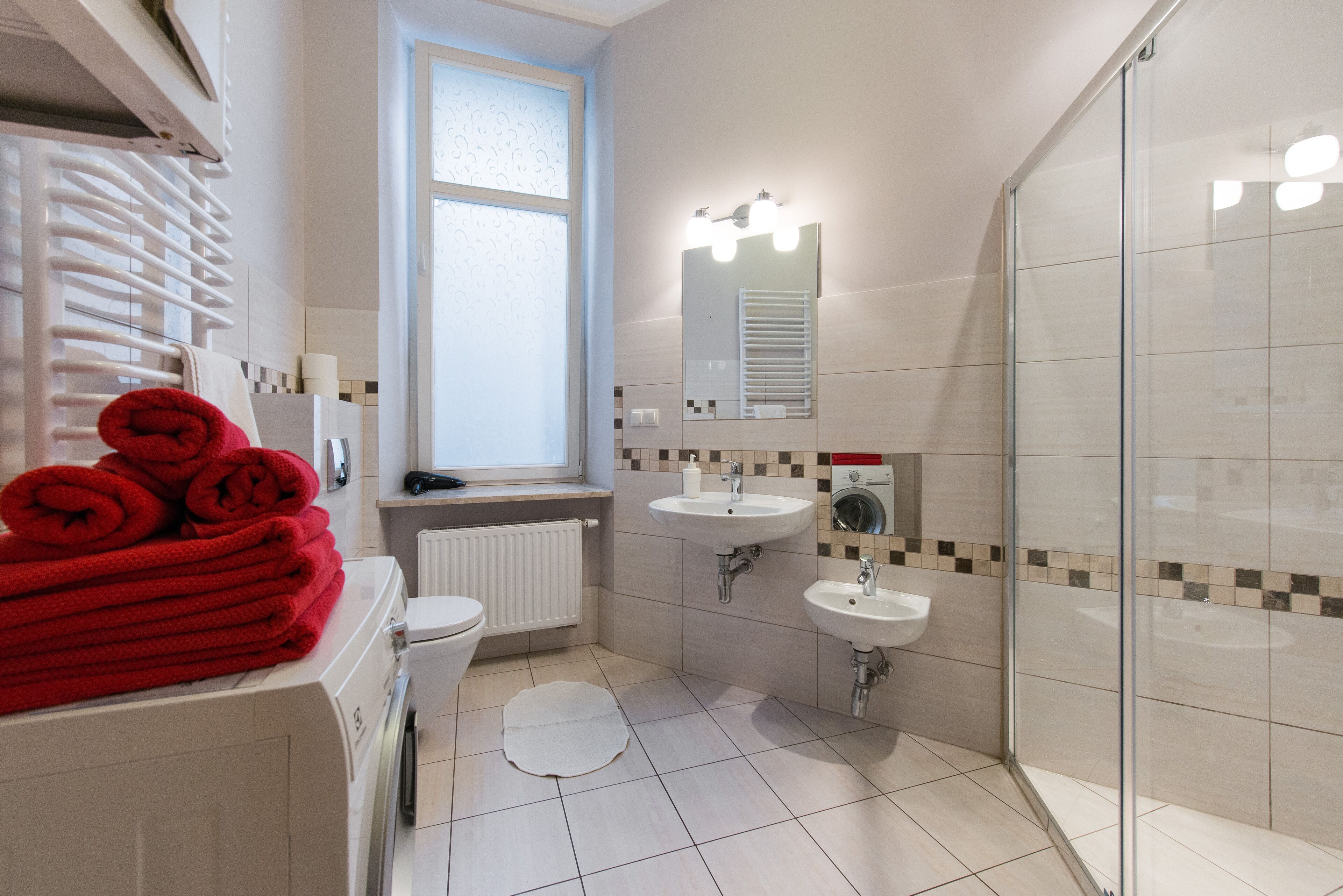 Douche, sèche-cheveux, serviettes fournies, savon