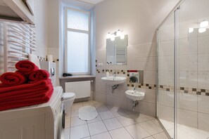 Een douche, een haardroger, handdoeken, zeep