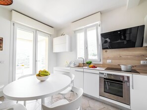 Fridge, microwave, oven, stovetop - Serenity - with Parking in Alassio (Alassio)