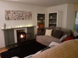 Televisión, reproductor de DVD y libros