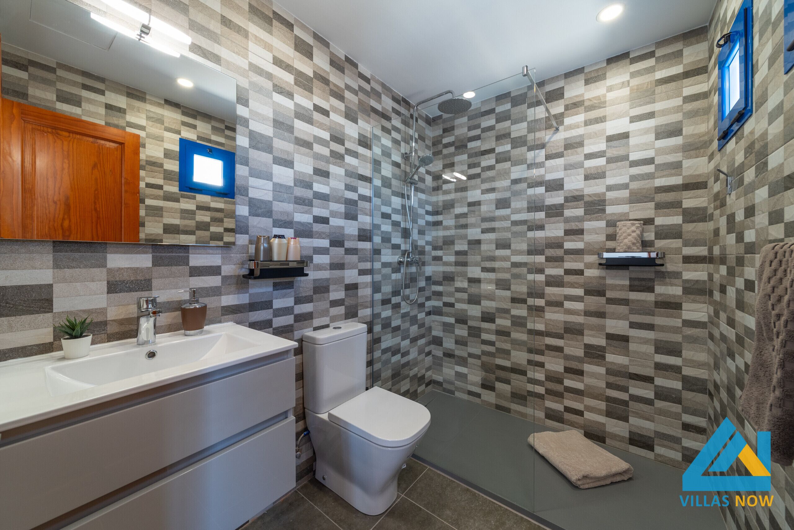 Badekar, hårføner og håndklær