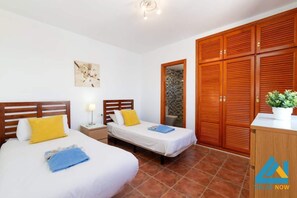 2 chambres, coffres-forts dans les chambres, fer et planche à repasser