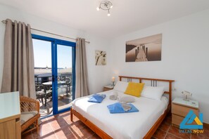 2 chambres, coffres-forts dans les chambres, fer et planche à repasser