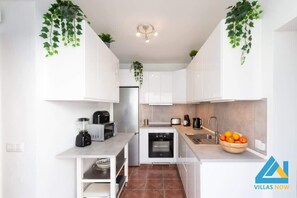 Frigorífico, microondas, horno y lavavajillas