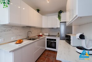 Een koelkast, een microgolfoven, een oven, een vaatwasser