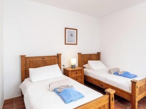 2 slaapkamers, een strijkplank/strijkijzer, gratis wifi, beddengoed