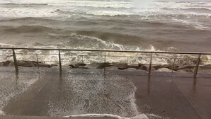 Une mer déchaînée, avec des vagues qui s’écrasent sur une côte rocheuse.