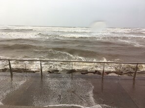 Property grounds - Seafront Spacious 3 bedroom Apartment with private secure parking and free wi-fi (Newcastle)