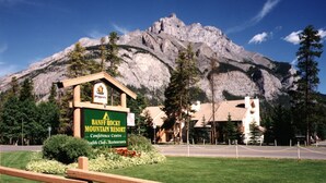 Banff Rocky Mountain Resort sign with a mountain backdrop. - Spacious two-bedroom fully outfitted condo in Banff (Banff)