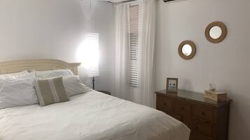 2 dormitorios, caja fuerte, escritorio y tabla de planchar con plancha