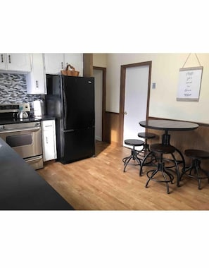 Een koelkast, een magnetron, een oven, een kookplaat