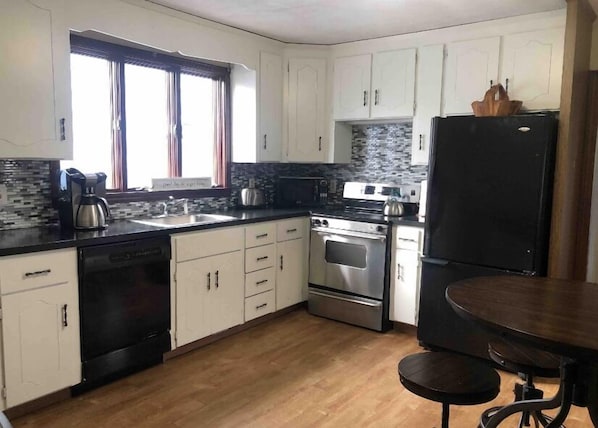 Een koelkast, een magnetron, een oven, een kookplaat