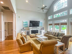 Smart-TV, Kamin, Tischfußball, Tischtennisplatte