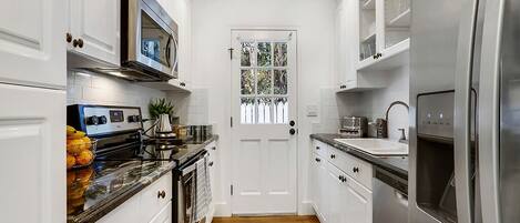 雪櫃、微波爐、焗爐、爐具