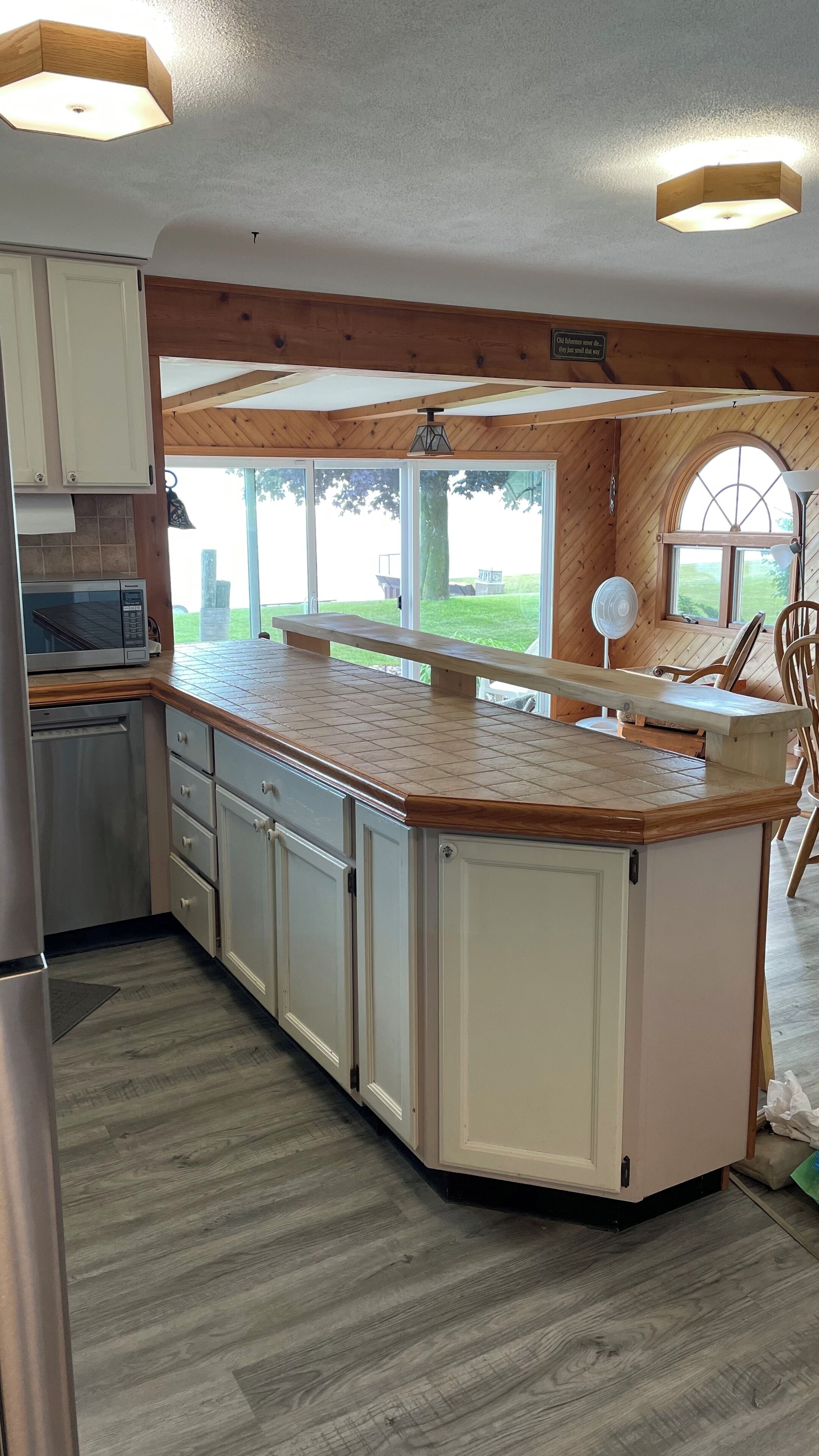 Jääkaappi, mikroaaltouuni, uuni, liesi